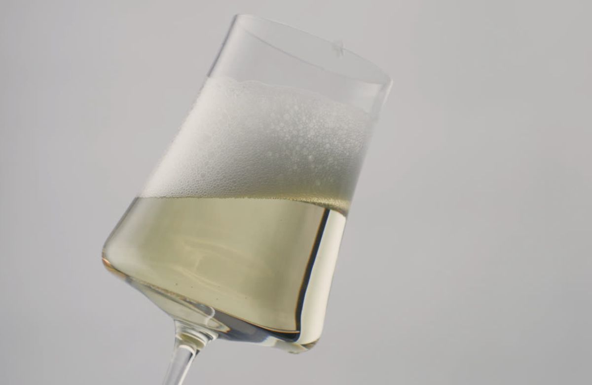 Ovaj elegantni napitak sa mehurićima proizvodi se fermentacijom u boci širom sveta, uključujući šampanjac.
